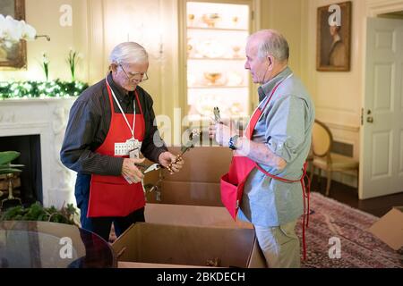 Freiwillige bereiten Dekorationen für die Weihnachtszeit 2019 im Weißen Haus vor. Freiwillige schmücken das Weiße Haus für Weihnachten 2019 Stockfoto