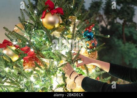 In Vorbereitung auf die Weihnachtszeit 2019 schmücken Freiwillige das Weiße Haus zu Weihnachten und tragen so zur jährlichen festlichen Atmosphäre bei. Stockfoto