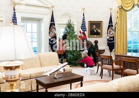 Freiwillige bereiten Dekorationen für die Weihnachtszeit 2019 im Weißen Haus vor. Freiwillige schmücken das Weiße Haus für Weihnachten 2019 Stockfoto