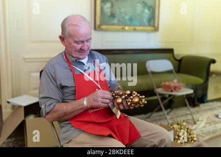 Freiwillige Helfer arbeiteten daran, das Weiße Haus für die Weihnachtszeit 2019 vorzubereiten und zu dekorieren, was zur jährlichen Weihnachtsausstellung beitrug. Stockfoto