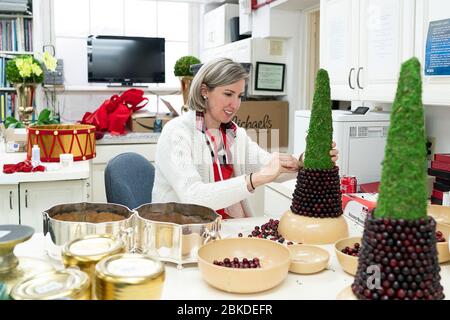Freiwillige im Weißen Haus arbeiteten an der Vorbereitung der Dekoration für die Weihnachtszeit 2019 und trugen zur jährlichen Festdekoration im gesamten Gebäude bei. Stockfoto