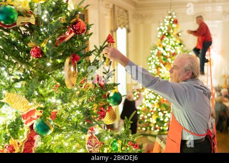 Freiwillige bereiten Dekorationen für die Weihnachtszeit 2019 im Weißen Haus vor. Freiwillige schmücken das Weiße Haus für Weihnachten 2019 Stockfoto