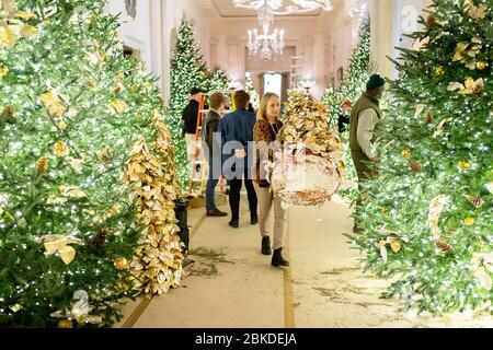 Freiwillige im Weißen Haus bereiten festliche Dekorationen für die Weihnachtszeit 2019 vor und schmücken die Residenz und die öffentlichen Räume für die Feiertage. Stockfoto