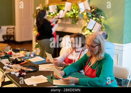 Freiwillige bereiten Dekorationen für die Weihnachtszeit 2019 im Weißen Haus vor. Freiwillige schmücken das Weiße Haus für Weihnachten 2019 Stockfoto