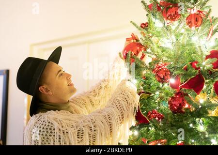 Freiwillige Helfer im Weißen Haus bereiten die Dekoration für die Weihnachtszeit 2019 vor und sorgen so für eine festliche Atmosphäre für die jährliche Feiertagsschau. Stockfoto