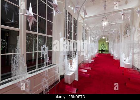 Die Ostflügel-Kolonnade des Weißen Hauses ist für die Weihnachtszeit am 1. Dezember 2019 dekoriert. Die festliche Dekoration markiert den Beginn der Feiertage im Weißen Haus. Stockfoto