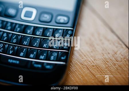London, Großbritannien - Apr 21, 2013: Nahaufnahme von Tasten auf der Tastatur auf Vintage Blackberry RIM Research in Motion Smartphone mit vollem qwerty Stockfoto