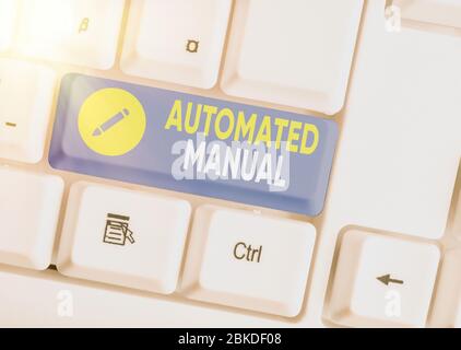 Schreibnotiz mit automatisiertem Handbuch. Geschäftskonzept für als Trigger Shift und IT kann leicht zwischen Stimmungen wechseln Stockfoto