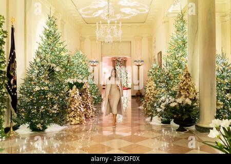 First Lady Melania Trump reviews die Weihnachtsdekorationen Sonntag, 1. Dezember 2019, in der Kreuzhalle des Weißen Hauses. 2019 Weihnachten Im Weißen Haus Stockfoto