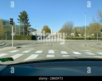 Straßburg, Frankreich - 24. März 2020: Blick vom Auto auf die leere Straße während der allgemeinen Sperrung in Frankreich aufgrund von Coronavirus COVID 19 Epidemien Stockfoto