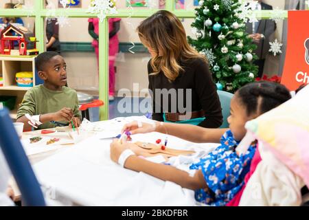 First Lady Melania Trump nimmt an Weihnachtshandwerken mit 8-jährigen Patienten Teil Dwayne Salmon und Brooke Hilton während eines Weihnachtsbesuchs im Children’s National Hospital Freitag, 6. Dezember 2019, in Washington, D.C., First Lady Melania Trump besucht das Children's National Hospital Stockfoto