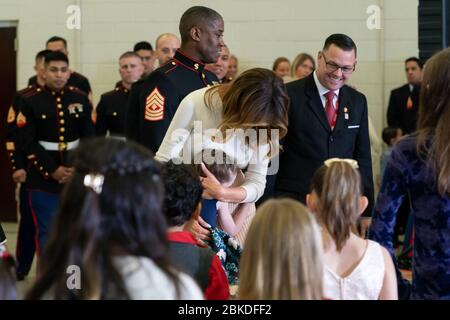 First Lady Melania Trump umarmt Kinder, die am Montag, 9. Dezember 2019, an einem Toys for Tots Weihnachtsfest teilnehmen.die erste Lady Melania Trump bei einem Toys for Tots Weihnachtsfest Stockfoto