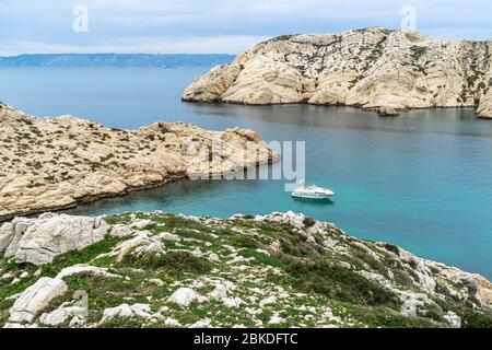 Kleines Boot in der Nähe der Küste der Insel Ratonneau, Teil des Archipels von Frioul, Marseille, Frankreich Stockfoto