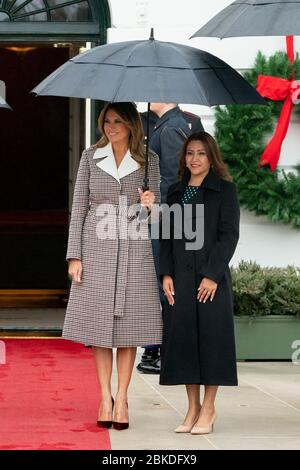 Am 17. Dezember 2019 posierten First Lady Melania Trump und Frau Patricia Marroquin, Ehefrau des guatemaltekischen Präsidenten Jimmy Morales für ein Foto im Südportico des Weißen Hauses. Der Besuch war Teil des offiziellen diplomatischen Treffens zwischen den USA und Guatemala. Stockfoto