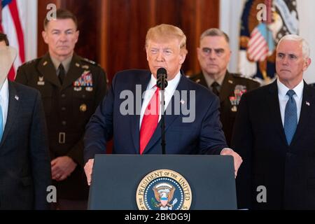 Präsident Donald J. Trump, zusammen mit Vizepräsident Mike Pence, Senior White House Advisors und Senior Military Personal, hält Bemerkungen während einer nationalen TV-Adresse Mittwoch, 8. Januar 2020, aus der Cross Hall des Weißen Hauses, Reaktion auf die Vergeltungsraketen, die die Islamische Republik Iran am Dienstag gegen US-Militär und Koalitionskräfte im Irak angreift. Präsident Trump Gibt Bemerkungen Stockfoto