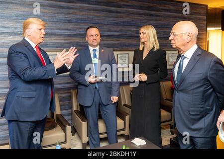 Präsident Donald J. Trump trifft sich mit Klaus Schwab, Gründer des World Economic Forum, zusammen mit Ivanka Trump und Dan Scavino, nach seiner Rede auf dem 50. Jährlichen Weltwirtschaftsforum in Davos, Schweiz, am 21. Januar 2020. Stockfoto