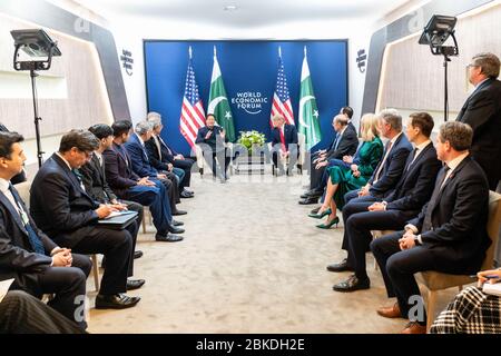Präsident Donald Trump trifft sich am 21. Januar 2020 im Kongresszentrum Davos mit dem pakistanischen Premierminister Imran Khan, um internationale Beziehungen und bilaterale Zusammenarbeit während des Weltwirtschaftsforums in der Schweiz zu diskutieren. Stockfoto