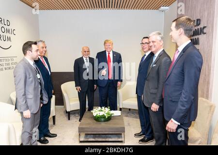 Präsident Donald J. Trump, zusammen mit Finanzminister Steven Mnuchin, nationaler Sicherheitsberater Robert O’Brien und Assistent des Präsidenten und Senior Advisor Jared Kushner, trifft sich mit dem Präsidenten der Islamischen Republik Afghanistan Ashraf Ghani während der 50. Jährlichen Sitzung des Weltwirtschaftsforums Mittwoch, 22. Januar 2020, Im Davos Congress Center in Davos, Schweiz. Präsident Trump in Davos Stockfoto