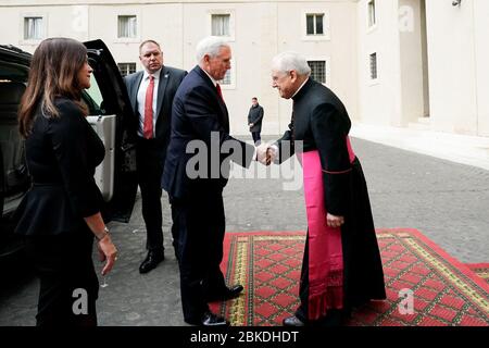 Am 24. Januar 2020 kamen Vizepräsident Mike Pence und Frau Karen Pence im Vatikan an, wo sie von Monsignore Leonardo Sapienza begrüßt wurden. Der Besuch betonte die Beziehungen zwischen den USA und dem Vatikan und die globale Diplomatie. Stockfoto