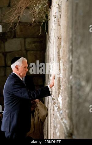 Vizepräsident Mike Pence betet am Donnerstag, den 23. Januar 2020, an der Westmauer in Jerusalem. Vizepräsident Pence und Frau Pence an der Westmauer Stockfoto