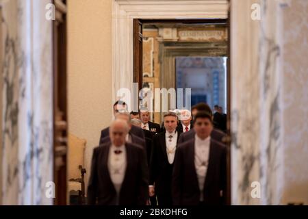 Vizepräsident Mike Pence und seine Frau Karen Pence gehen am 24. Januar 2020 während ihres diplomatischen Besuchs in Italien durch die Clementine Hall im Vatikan. Stockfoto