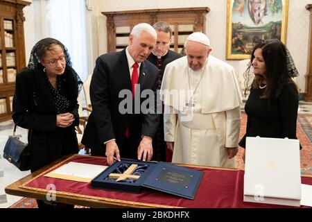 Am 24. Januar 2020 trafen sich Vizepräsident Mike Pence und Frau Karen Pence privat in der Papstbibliothek des Vatikans. Stockfoto