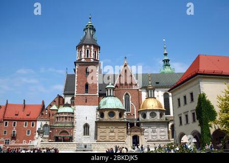 KRAKAU, POLEN - 6. JUNI 2009: Die Kirche der Heiligen peter und paul in Krakau mit Touristen. Auch kosciol swietych apostolow piotra i pawla, i genannt Stockfoto