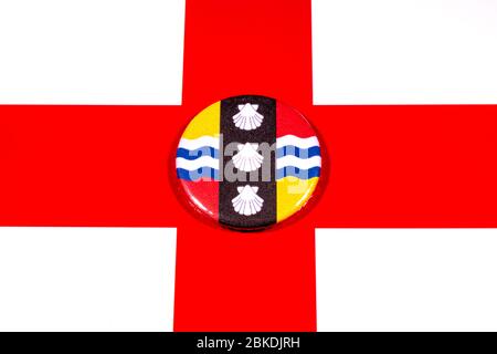 Ein Abzeichen, das die Flagge der englischen Grafschaft Bedfordshire darstellt, auf der englischen Flagge abgebildet. Stockfoto