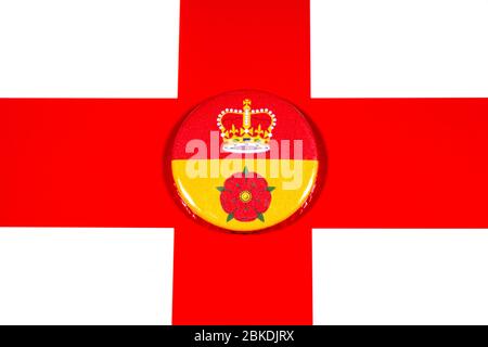 Ein Abzeichen, das die Flagge der englischen Grafschaft Hampshire darstellt, auf dem die englische Flagge abgebildet ist. Stockfoto