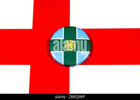 Ein Abzeichen, das die Flagge der englischen Grafschaft Derbyshire darstellt, auf der englischen Flagge. Stockfoto