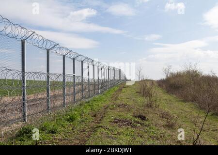 Grenzzaun zwischen Rastina (Serbien) & Bacsszentgyorgy (Ungarn). Diese Grenze wurde im Jahr 2015 gebaut, um die ankommenden Flüchtlinge & Migrantinnen während zu stoppen Stockfoto