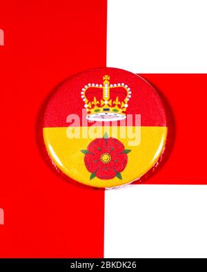 Ein Abzeichen, das die Flagge der englischen Grafschaft Hampshire darstellt, auf dem die englische Flagge abgebildet ist. Stockfoto