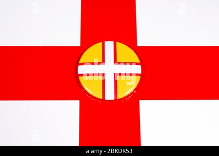 Ein Abzeichen, das die Flagge der englischen Grafschaft Dorset darstellt, auf der englischen Flagge abgebildet. Stockfoto