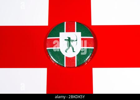 Ein Abzeichen, das die Flagge der englischen Grafschaft Nottinghamshire darstellt, auf der englischen Flagge abgebildet. Stockfoto