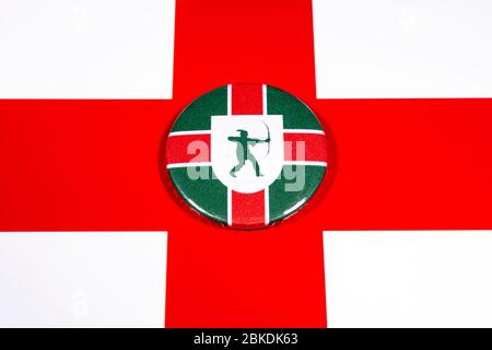 Ein Abzeichen, das die Flagge der englischen Grafschaft Nottinghamshire darstellt, auf der englischen Flagge abgebildet. Stockfoto