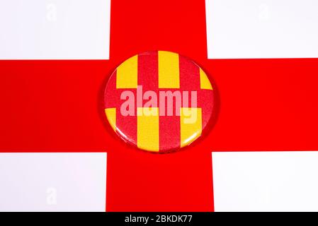 Ein Abzeichen, das die Flagge der englischen Grafschaft Northumberland darstellt, auf der englischen Flagge. Stockfoto