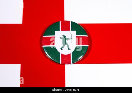 Ein Abzeichen, das die Flagge der englischen Grafschaft Nottinghamshire darstellt, auf der englischen Flagge abgebildet. Stockfoto