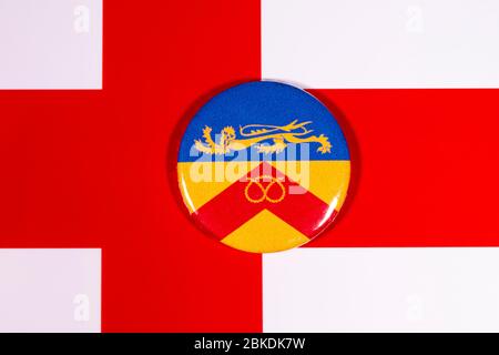 Ein Abzeichen, das die Flagge der englischen Grafschaft Staffordshire darstellt, auf der englischen Flagge. Stockfoto