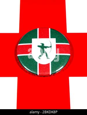 Ein Abzeichen, das die Flagge der englischen Grafschaft Nottinghamshire darstellt, auf der englischen Flagge abgebildet. Stockfoto