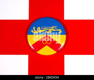 Ein Abzeichen, das die Flagge der englischen Grafschaft Staffordshire darstellt, auf der englischen Flagge. Stockfoto