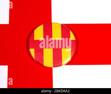 Ein Abzeichen, das die Flagge der englischen Grafschaft Northumberland darstellt, auf der englischen Flagge. Stockfoto