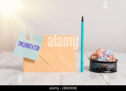 Schriftliche Notiz mit Implementierungshinweisen. Geschäftskonzept für den Prozess der Herstellung von etwas aktiv oder effektiv Kuvert klebrige Notiz Marker Papier Kugeln Stockfoto