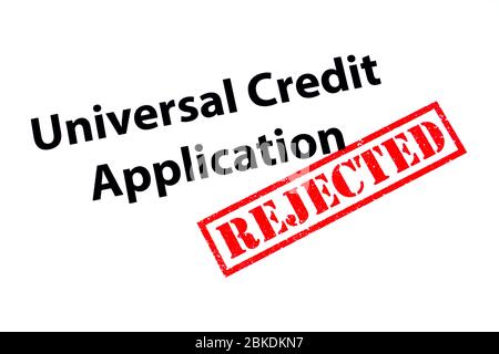 Universal Credit Application Überschrift mit einem roten AUSGEWORFENEN Gummistempel. Stockfoto