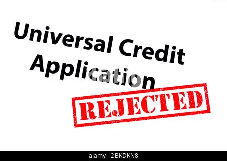 Universal Credit Application Überschrift mit einem roten AUSGEWORFENEN Gummistempel. Stockfoto