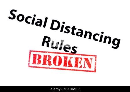 Social Distancing Rules Überschrift mit einem roten GEBROCHENEN Stempel. Stockfoto