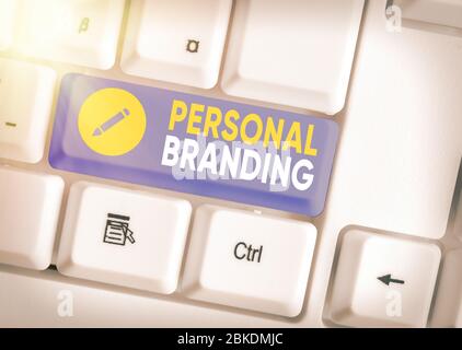 Schreiben Sie einen Hinweis mit persönlichem Branding. Geschäftskonzept für die Praxis der Menschen Marketing sich Image als Marken Stockfoto