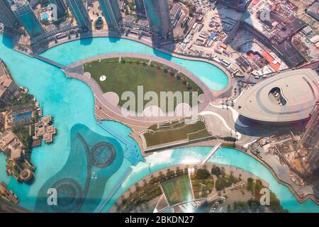 Luftaufnahme von Dubai mit Dubai-Brunnen vor der Dubai Mall Stockfoto