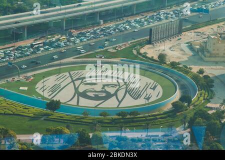 Luftaufnahme von Dubai mit Sheikh Zayed Road im Hintergrund mit Design auf Rasen Stockfoto