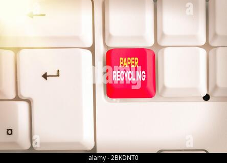 Konzeptionelle Handschrift mit Papier Recycling. Konzept, das heißt, die Altpapiere auf neue Weise durch Recycling zu nutzen Stockfoto