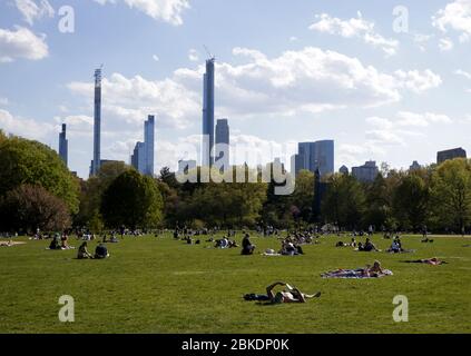 Weehawken, Usa. Mai 2020. Am Sonntag, den 3. Mai 2020, genießen die Menschen auf dem Great Lawn im Central Park in New York City 70 Grad Temperaturen. Die COVID-19-Pandemie des Coronavirus betrifft weltweit 212 Länder, auf die über 250,000 Todesfälle zurückzuführen sind. Foto von John Angelillo/UPI Quelle: UPI/Alamy Live News Stockfoto